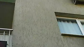 A morena esbelta de  ...