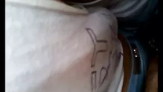Garota magra com pei ...
